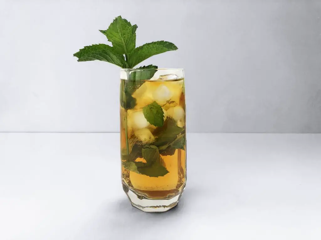 Ginger beer with lime and mint